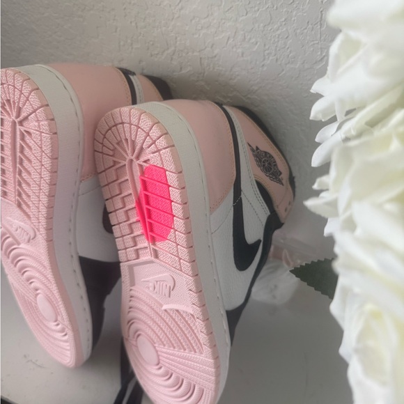 Women's Air Jordan 1 High "Bubble Gum" - Picture 9 of 10